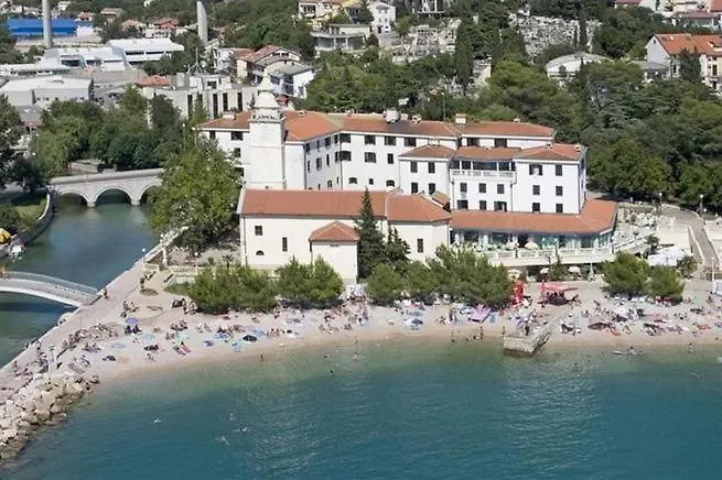 Casa de Férias Geraeumige Duplexwohnung Mit Terrasse Und Pool Crikvenica